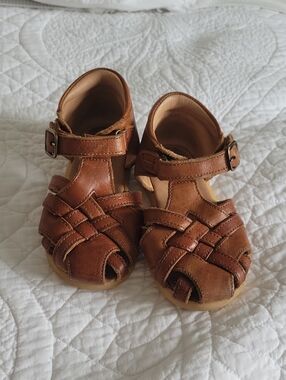 Petit Nord Brown Leather Sandals - Classic Closed-Toe Design